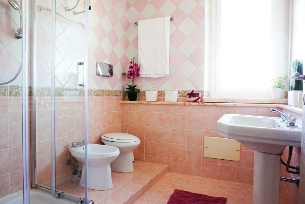 Villa Aurelia - Seafront Apartment With Terrace Quartu SantʼElena Exteriör bild
