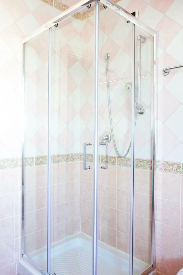 Villa Aurelia - Seafront Apartment With Terrace Quartu SantʼElena Exteriör bild
